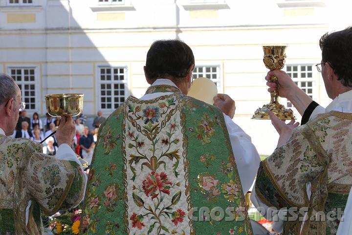 2012.08.15_10.55.52.jpg - Doxologie - am Ende des Hochgebets:    Per ipsum, et cum ipso, et in ipso,    est tibi Deo Patri omnipotenti,    in unitate Spiritus Sancti,    omnis honor et gloria    per omnia sæcula sæculorum. Amen.