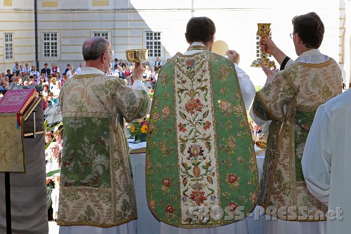 2012.08.15_10.55.57.jpg - Diakon P.Altmann, Abt Berthold und Diakon P.Dominik:  "Durch Ihn und mit Ihm und in Ihm ist Dir, o Gott, allmächtiger Vater, alle Herrlichkeit und Ehre, jetzt und in Ewigkeit !"