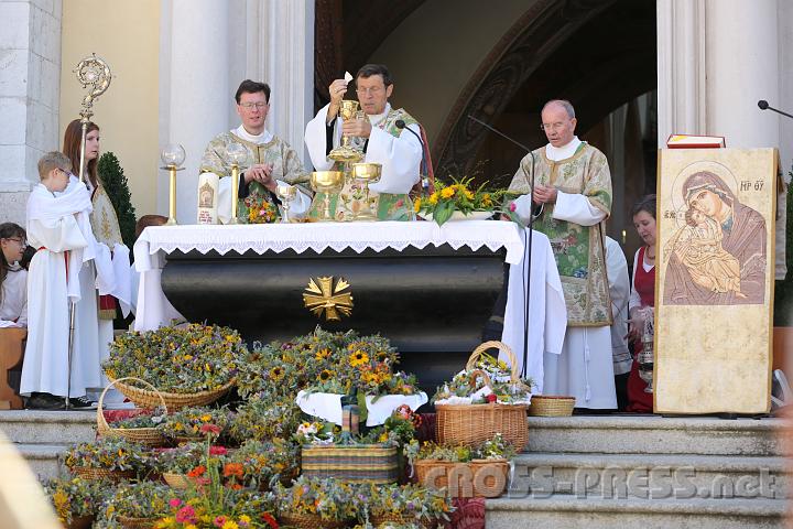 2012.08.15_10.59.44.jpg - Höhepunkt jeder Wallfahrt ist die Begegnung mit dem lebendigen Gott, Jesus Christus im eucharistischen Leib. Abt Berthold, P.Dominik und P.Altmann.