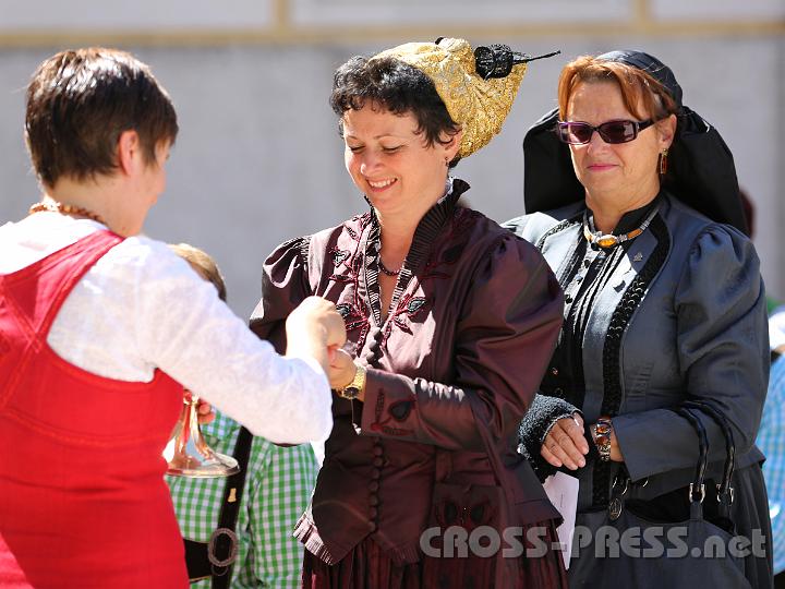 2012.08.15_11.07.18.jpg - Mag. Lucia Deinhofer aus Seitenstetten, Bereichsleiterin für Jugend und Kinder in der Diözese, beim Kommunionspenden an Gold- und Flügelhauben-Frau.