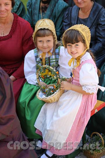 2012.08.15_11.11.41.jpg - Zwei liebe "Goldkäppchen" mit ihrem Körberl.