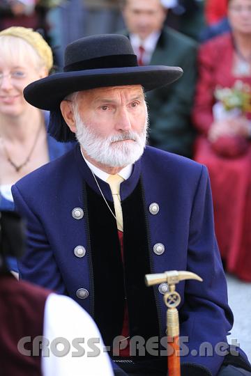 2012.08.15_11.12.26.jpg - Sitzender Hammerherr mit Gehstock.