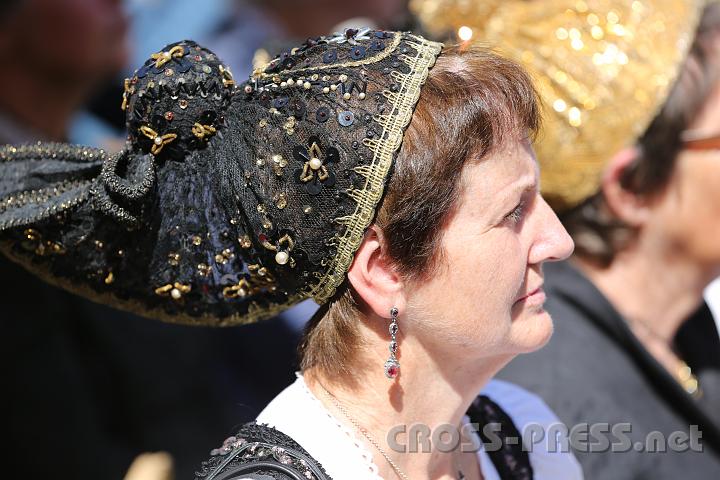 2012.08.15_11.14.54.jpg - Die Linzer Goldhaube verbreitete sich ab der ersten Hälfte des 19. Jahrhundert rasch.   Parallel dazu entwickelt sich die schwarze Perlhaube.   Für sie ist ein Arbeitsaufwand von ca. 200 Stunden vonnöten.