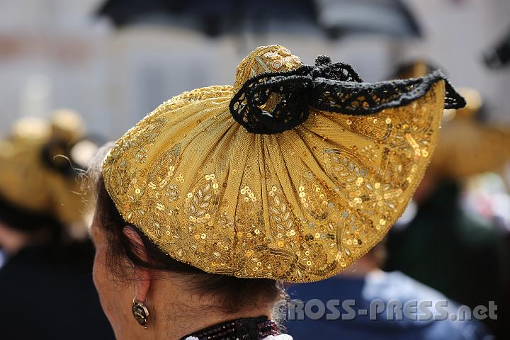 2012.08.15_11.20.25.jpg - An der Wende vom 18. zum 19. Jahrhundert begannen die Hausherrinnen des reichen Industrieadels goldene Hauben zum Sonntagsstaat aufzusetzen. Die Bürgersfrauen der Biedermeierzeit hatten neben der Goldhaube zur Festtracht auch eine schwarze Flor- oder Perlhaube für die Wochentage zuhause.