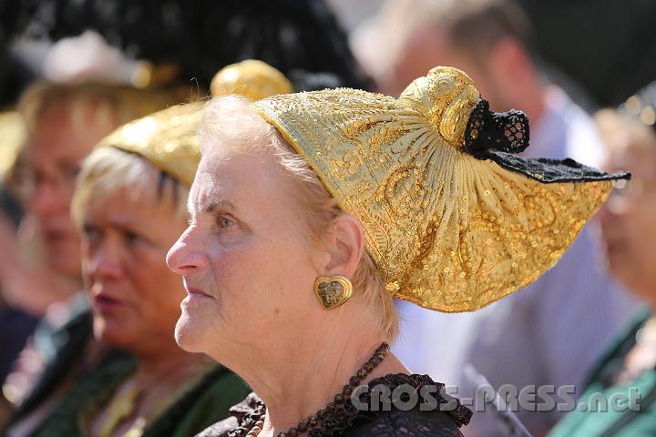 2012.08.15_11.22.14.jpg - Seit den 70er Jahren des 20. Jh. erlebten das kostbare Festkleid und die Prunkhaube eine Renaissance.