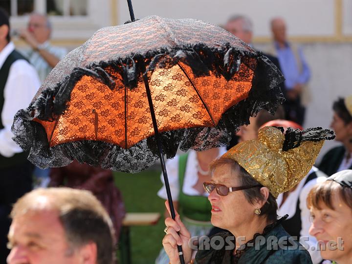 2012.08.15_11.31.40.jpg - Von außen schwarz, von innen aber in kräftigen Farben leuchtend sind die Biedermeierschirme.