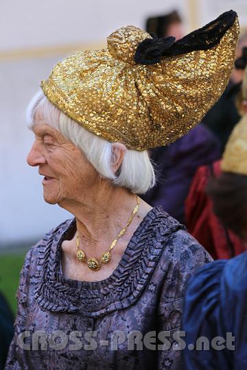 2012.08.15_11.33.29.jpg - "Edelfrau" in Brokat mit reichverzierter Linzer Goldhaube. Diese charakterisiert ein Knauf Ã¼ber dem Scheitel und flÃ¼gelfÃ¶rmige Enden, die ein Band ziert.