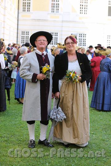 2012.08.15_11.35.05.jpg - Hammerherr mit extravaganten Schnallenschuhen neben mittelalterlich gekleideter Goldhaubenfrau.