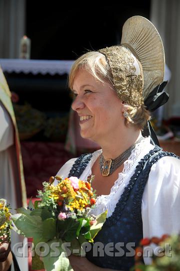 2012.08.15_11.42.24.jpg - Landesrätin Barbara Schwarz trägt als echte Wachauerin die bekannteste Goldhaube Niederösterreichs: die Wachauer Brettlhaube, die von 1974-2002 die Vorderseite der 10-Schilling-Münze zierte.