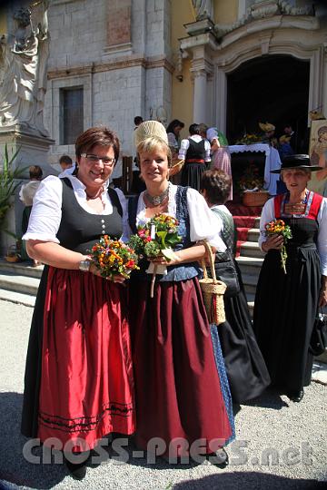 2012.08.15_11.43.32_01.jpg - Moststrassen-Obfrau Michaela Hinterholzer im Dirndl und Familienlandesrätin Barbara Schwarz mit ihrer Wachauer Goldhaube.  Die beiden niederösterreichischen Landespolitikerinnen halten viel von ihren Wurzeln.