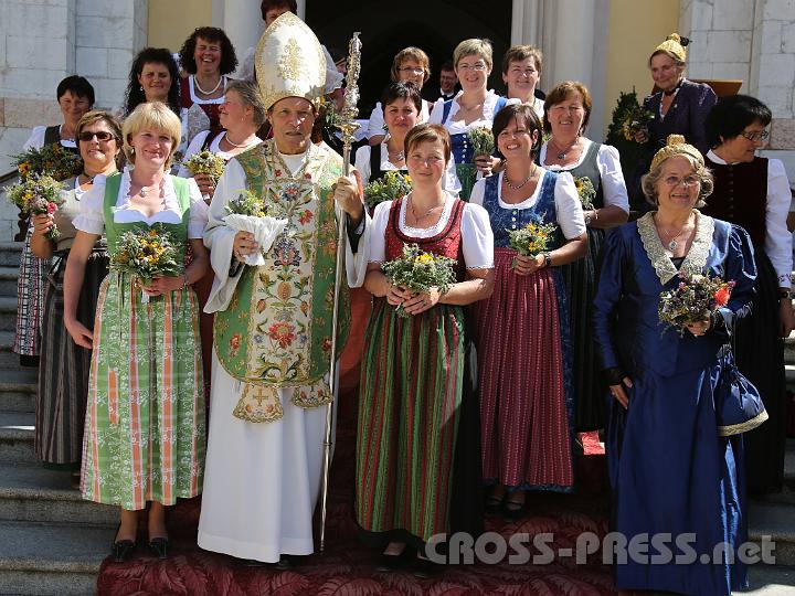 2012.08.15_11.46.37_01.jpg - Die Seitenstettner Bäuerinnen mit Abt Berthold im farblich sowie auch zur Kräuterweihe passenden Outfit:  Stola und Dalmatica bestickt mit floralen Mustern - fröhliches Design zum festlichen Anlass des Gedenkens der Aufnahme Mariens in den Himmel und der Kräuterweihe !