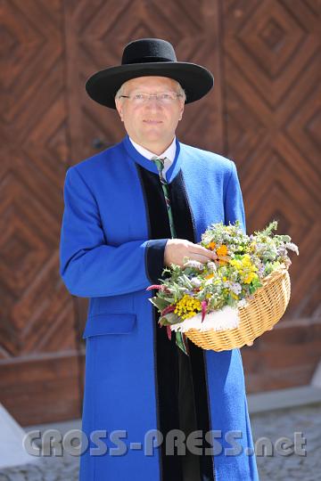 2012.08.15_11.49.10.jpg - Stolz auf seine erlesene Haute Couture aus Purgstall an der Erlauf: kornblumenblauer Gehrock mit Samtbesatz.