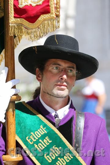 2012.08.15_11.51.30.jpg - Der Fahnenträger des Erlauftaler Trachtenvereins scheint aus einem Werbeprospekt herausgeschnitten zu sein.  ;)