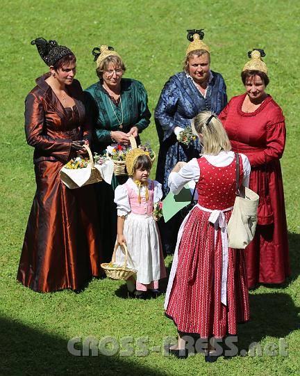 2012.08.15_11.54.26.jpg - Die Dame im roten Dirndl von der Volkskultur NÖ im Gespräch mit den Goldhaubenfrauen.