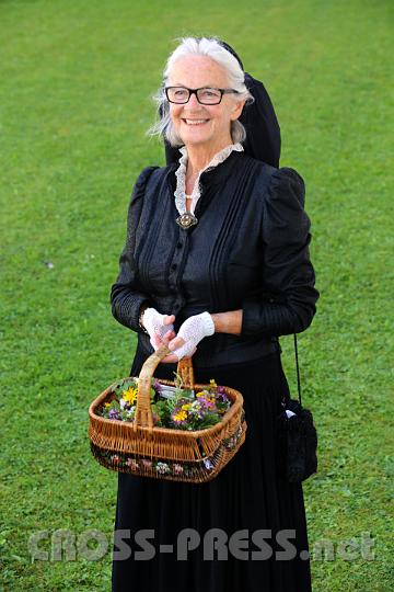 2012.08.15_11.58.33.jpg - "Tiachlfrau": Diese historische schwarzseidene Tracht wirkt sehr elegant und muss kein Zeichen für Trauer sein, sondern symbolisiert Bescheidenheit und Zurückhaltung.