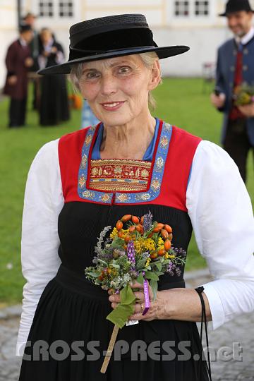 2012.08.15_11.59.27.jpg - Eine etwas exotischere, besonders farbenfrohe Tracht.