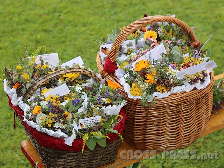 2012.08.15_12.11.57.jpg - Aus sieben verschiedenen Kräutern - die Zahl symbolisiert die 7 Sakramente oder die 7 Schmerzen Mariens - werden Sträuße gebunden und nach dem Gottesdienst an die Messbesucher verteilt.