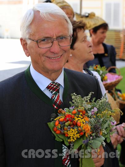 2012.08.15_12.13.52.jpg - Der Seitenstettner Bürgermeister Franz Deinhofer meinte, dass man sich mit Farben schmücken müsse und dringend Heilkräuter brauche, wenn man nicht mehr so jung ist.  ;)