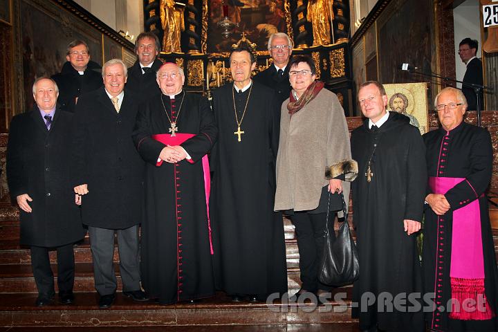 2012.11.04_11.50.43.jpg - Vor dem Altar nach der Pontifikalmesse zur Kirchweihe. V.l.n.r.: NR Günter Kössl, NÖ LT-Präsident Mag. Johann Heuras, Nuntius Erzbischof Stephan Zurbriggen, Abt Berthold Heigl, NÖ LAbg. Michaela Hinterholzer, Abt Theodor Hausmann, Propst Raimund Breiteneder, in der 2. Reihe: Hw. Dr. Ignaz Hochholzer, Vizebgm. OSR Otto Sagmeister und Bgm. Franz Deinhofer.