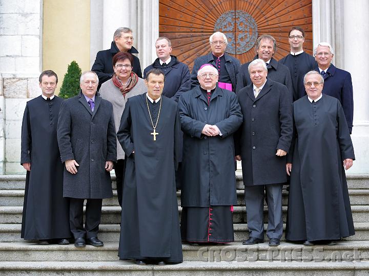 2012.11.04_11.53.42_02.jpg - Vor dem Kirchenportal, v.l.n.r.: Subprior P.Laurentius Resch, NR Günter Kössl, NÖ LAbg. Michaela Hinterholzer, Abt Berthold Heigl, Nuntius Erzbischof Stephan Zurbriggen, NÖ LT-Präsident Mag. Johann Heuras, Prior P. Michael Prinz, in der 2. Reihe: Hw. Dr. Ignaz Hochholzer, Abt Theodor Hausmann, Propst Raimund Breiteneder, Vizebgm. OSR Otto Sagmeister, Gastmeister P. Andreas Tüchler und Bgm. Franz Deinhofer.