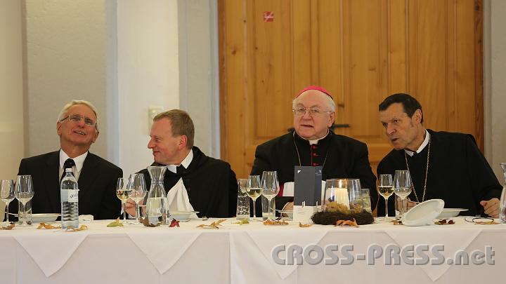 2012.11.04_13.00.41.jpg - Bei der Agape im Stiftsmeierhof: Bürgermeister Deinhofer, Abt Theodor aus Augsburg, Nuntius Zurbriggen und Abt Berthold.