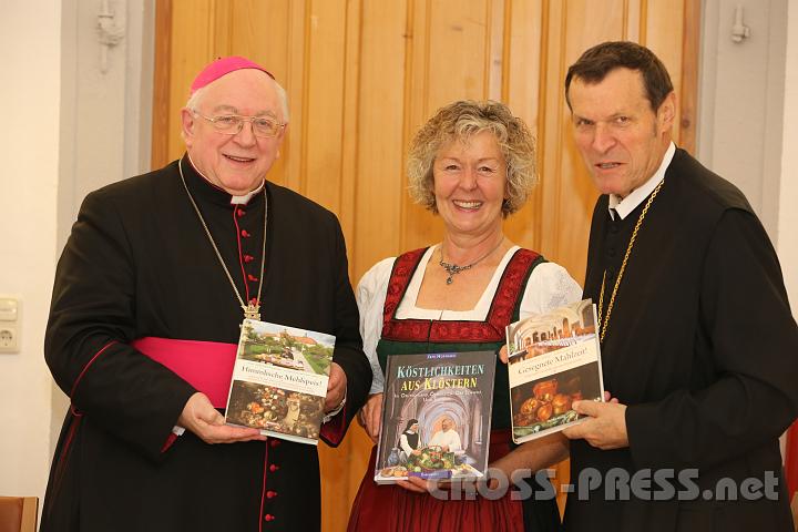 2012.11.04_13.56.11.jpg - Nuntius Erzbischof Stephan Zurbriggen, Autorin Irmi Hofmann und Abt Berthold Heigl mit den Büchern, die Papst Benedikt XVI überbracht wurden.   Die Fotos für die Bücher "Gesegnete Mahlzeit" und "Himmlische Mehlspeis" stammen vom passionierten Fotografen Abt Berthold selbst.