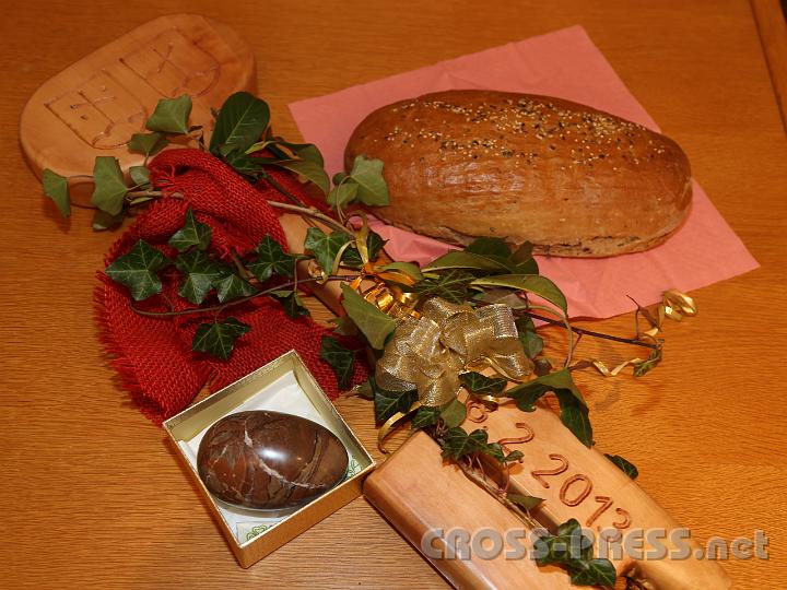 2013.02.09_11.40.15.jpg - Die symbolischen Geschenke an den neuen Abt: Ybbsstein, Birnenhozschlüssel und Brot.