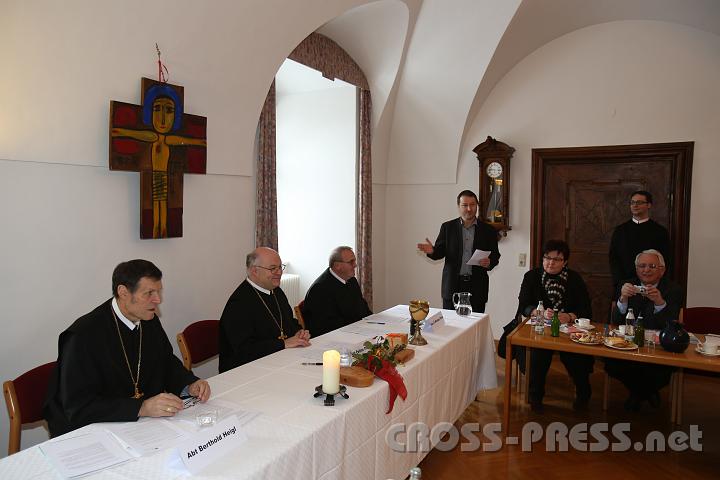 2013.02.09_10.00.28_01.jpg - Beim Pressegespräch: Altabt Berthold Heigl, Abt Petrus Pilsinger, Prior P.Michael Prinz, Moderator Peter Brandstetter, LAbg.Michaela Hinterholzer, der Seitenstettner Bgm. Franz Deinhofer und Fr.Andreas Tüchler im Scholastikazimmer des Stiftes.