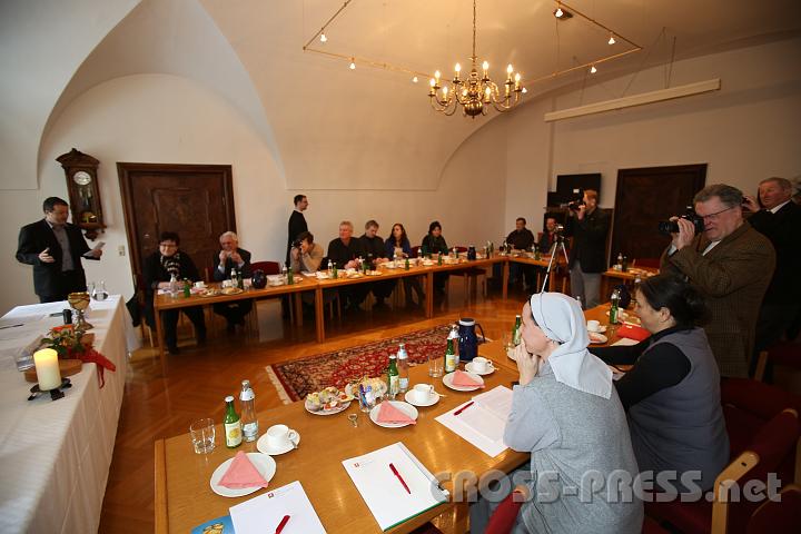 2013.02.09_10.00.48.jpg - Die "Medienleute" bei der Pressekonferenz. Auch Sr.Michaela Gehart von Radio Maria zählt dazu... ;)