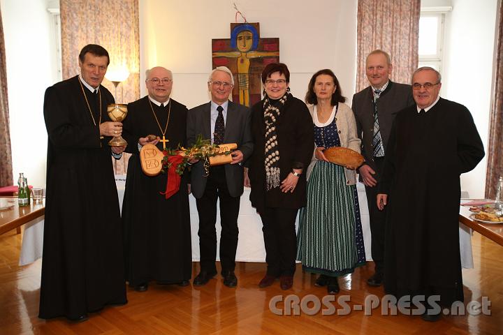 2013.02.09_11.14.58_01.jpg - Altabt P.Berthold Heigl mit dem Wahlurne-Kelch aus Straußenei, Abt P. Petrus Pilsinger mit einem Flussstein aus der Ybbs, der Seitenstettner Bürgermeister Franz Deinhofer mit einem selbstgeschnitzten Schlüssel aus Birnbaumholz, LAbg. Michaela Hinterholzer, Gemeinderätin Monika Gabler und Bürgermeister Johann Weingartner aus Euratsfeld mit dem von seiner Mutter selbstgebackenen Brot, sowie Prior P.Michael Prinz.