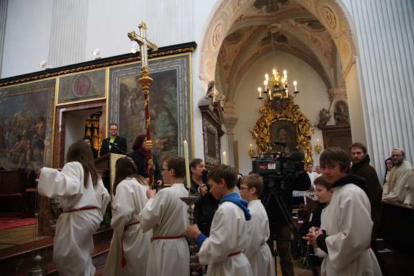 Benediktion von Abt Petrus durch Bischof Klaus Die Ministranten führen den Festzug an: zu allererst die Weihrauchträgerin (Thuriferar) Miriam Deinhofer, gefolgt vom Kreuzträger.