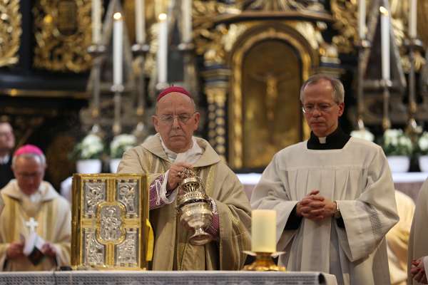 Benediktion von Abt Petrus durch Bischof Klaus Diözesanbischof DDr.Klaus Küng beim Inzensieren des Altars zu Beginn der Benediktionsmesse.