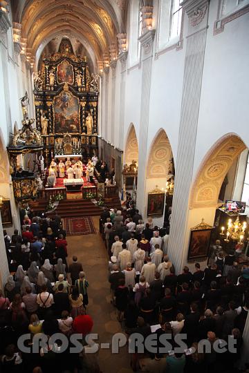 2013.06.30_15.37.01.jpg - Der gesamte Gottesdienst konnte in den Seitenschiffen auf Monitoren gut mitverfolgt werden.