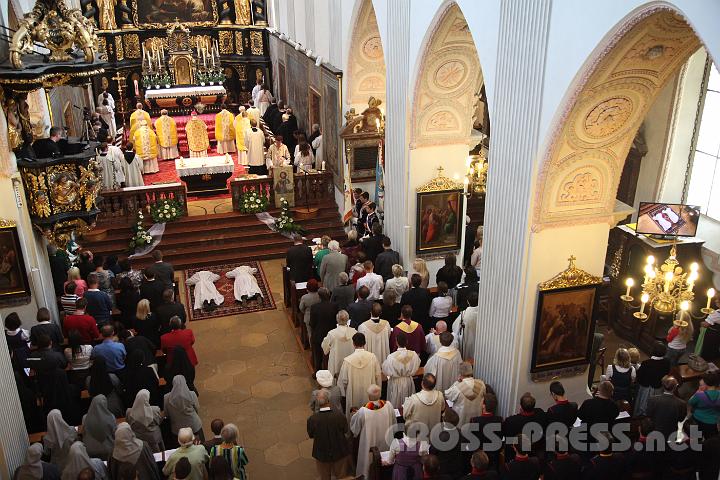 2013.06.30_15.51.02.jpg - Unter Prostratio, auch Prostration oder Prosternation (lat. "Niederwerfen")  versteht man das ausgestreckte Sich-Hinlegen eines Weihekanditaten im Altarraum als Zeichen der Demut und Hingabe.