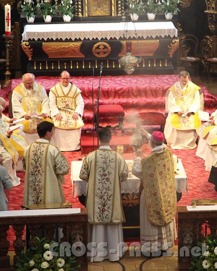 2013.06.30_16.26.59.jpg - Inzensieren des Altars