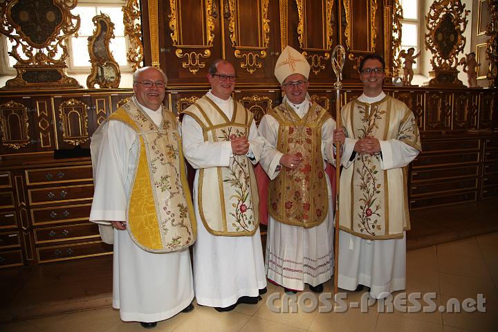 2013.06.30_17.16.27.jpg - In der Sakristei, v.l.n.r.: Abt Petrus Pilsinger, P.Vitus Weichselbaumer, Weihbischof Anton Leichtfried und Diakon Andreas Tüchler.