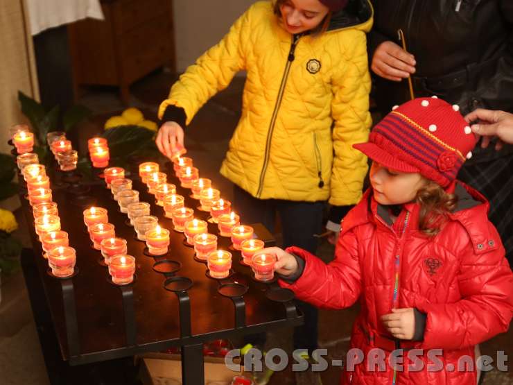 2013.10.31_21.19.13.jpg - Bei der "Nacht der Lichter" wurden mehr als sonst die OpferLichter für die Versorbenen angezündet.