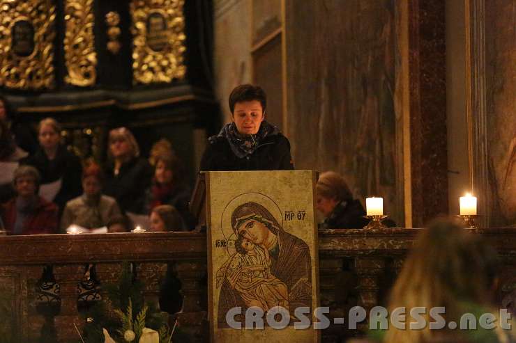 2013.10.31_21.36.03.jpg - Mag. Lucia Deinhofer leitete die LichtMeditation in der StiftsKirche.