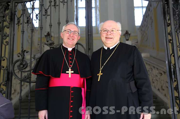 2014.03.21_11.45.19.jpg - Weihbischof Dr. Anton Leichtfried und Abt Mag. Petrus Pilsinger vor der Abteistiege.