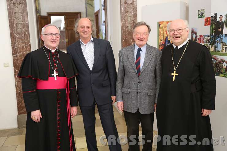 2014.03.21_11.47.27.jpg - Weihbischof Anton Leichtfried und Abt Petrus Pilsinger mit ihren Klassenvorständen.