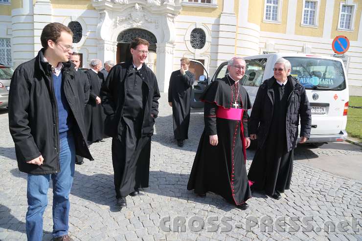 2014.03.21_12.20.04.jpg - Weihbischof Dr. Anton Leichtfried mit dem Altabt von Seckau und jetzigen Pfarrer von Allhartsberg Dr. Johannes Gartner; links P. Dominik Riegler.