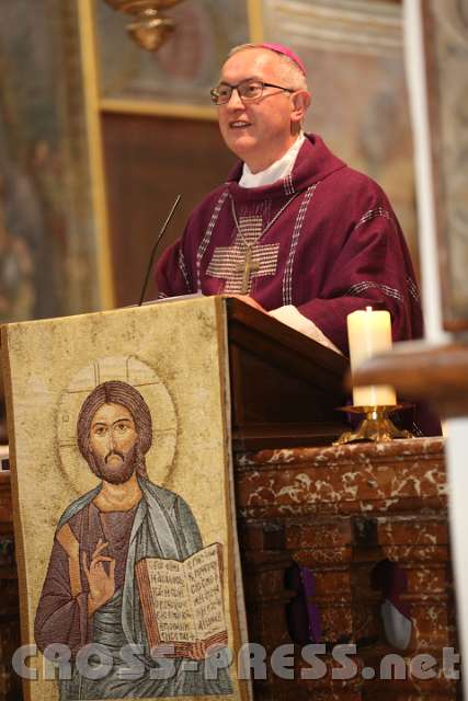 2014.03.23_10.26.07.jpg - Predigt des Weihbischofs: "Was heute zählt ist: jung, reich und schön zu sein - jede Abweichung wird beinhart bestraft. Das Evangelium von der Samariterin am Jakobsbrunnen stellt uns die Frage: Wovon lebe ich? Was ist Nahrung und Trank für meine Seele ?"