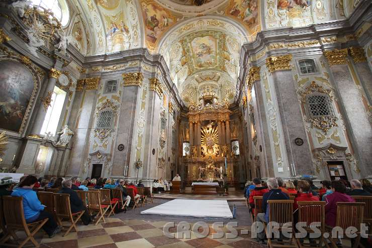 2014.05.04_15.32.23.jpg - Hier wird ein neuer Altar gebaut. Die Prandtauer-Kommunionbank aus Marmor vor dem Presbyterium wird zur Zeit restauriert und wird wieder aufgestellt.