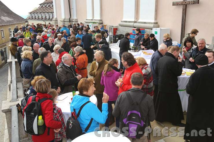 2014.05.04_16.33.02.jpg - Agape nach der Pilgermesse.