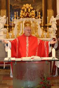 OrgelWeihe in St.Veit durch Abt Petrus Abt Petrus eröffnet den Gottesdienst.