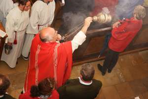 OrgelWeihe in St.Veit durch Abt Petrus Abt Petrus beweihräuchert die neue Orgel.