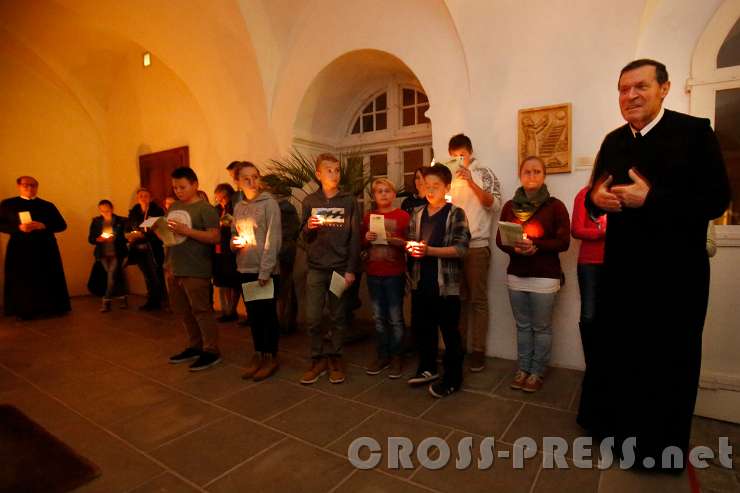 2015.12.04_21.07.28.JPG - Einige aufbauende Worte und den Segen spendete Altabt Berthold Heigl.