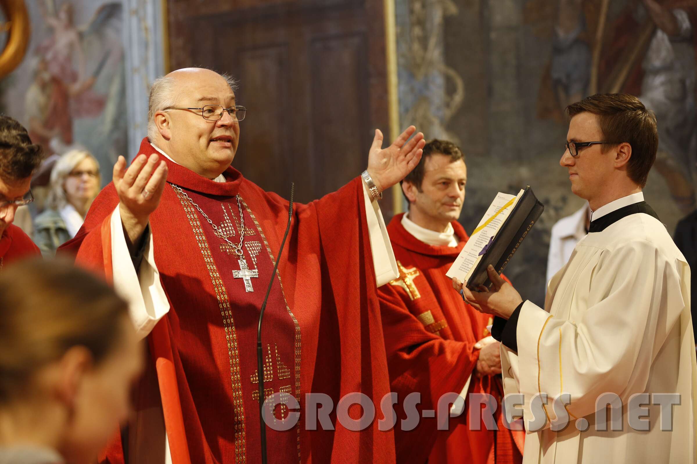 2016.05.14_09.39.03.JPG - Abt Petrus Pilsinger eröffnet den Gottesdienst.