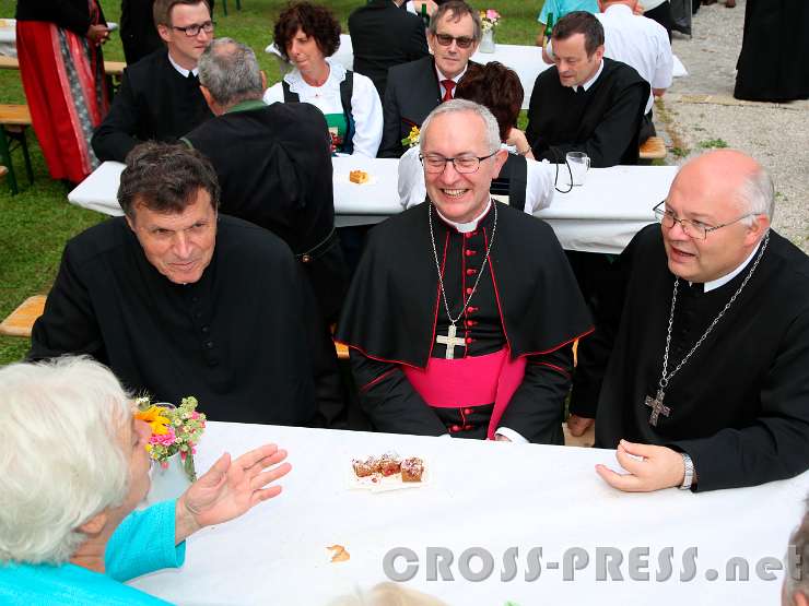 2016.07.03_18.27.33.JPG - Altabt Berthold mit seinem Nachfolger Petrus und dessen Studienkollegen und Freund Weihbischof Anton im Gespräch mit Festgästen.