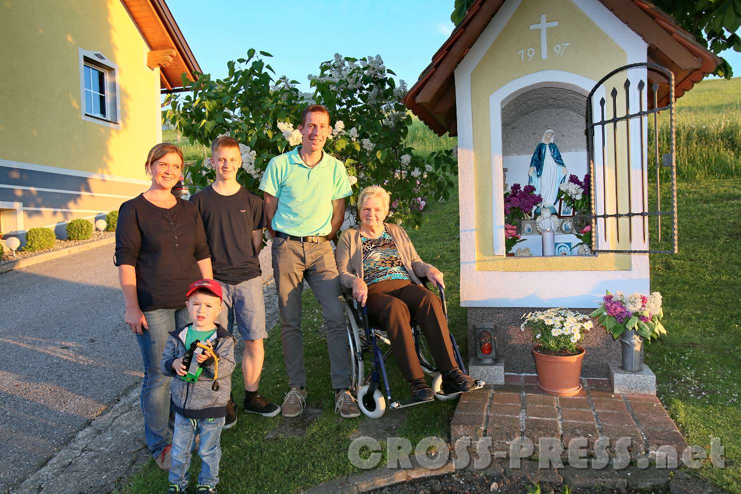 2017.05.16_20.04.11.jpg - Familie Kronsteiner bei ihrer Kapelle.